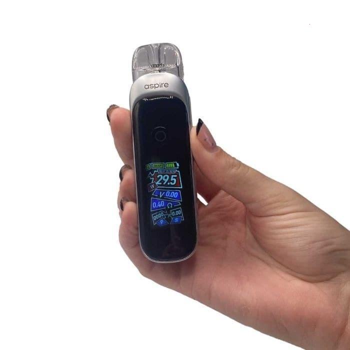 Entdecke wie Emmy Russ mit der E Zigarette für Aufmerksamkeit sorgt