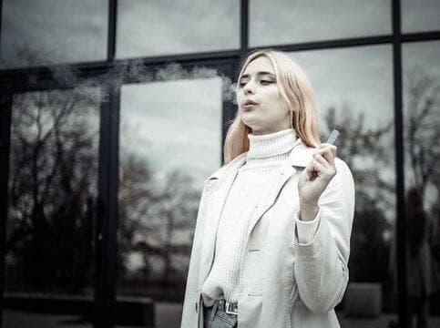 Nebenwirkungen von E Zigaretten im Fokus Nebenwirkungen von E Zigaretten verstehen und vermeiden